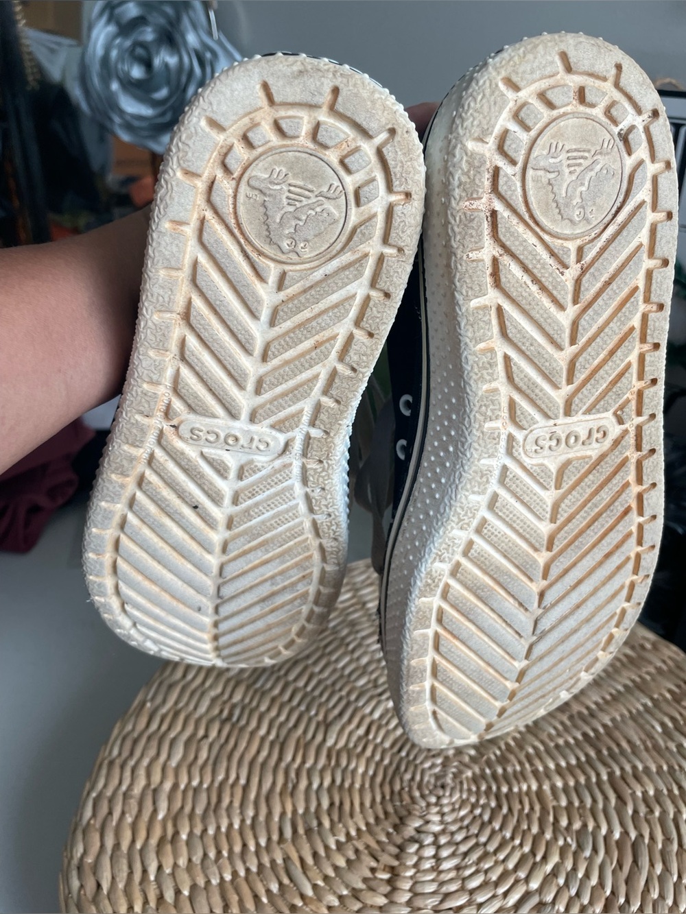 CROCS Woman’s Sneakers in SZ 7 in gently used condition - Picture 2 of 9